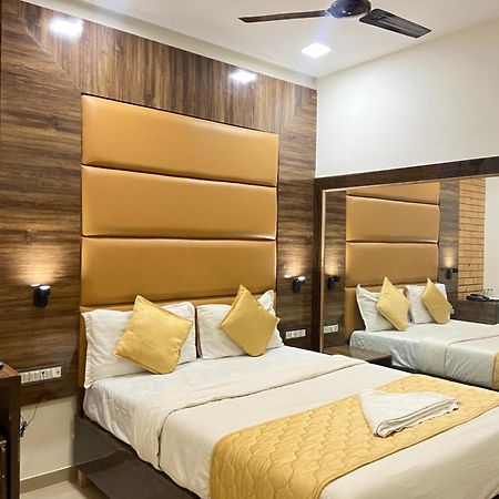 Hotel Blue Wellington - Near Mumbai Airport Exteriér fotografie
