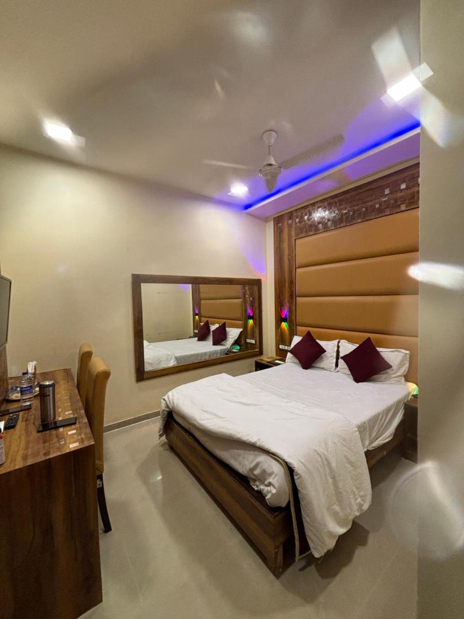 Hotel Blue Wellington - Near Mumbai Airport Exteriér fotografie
