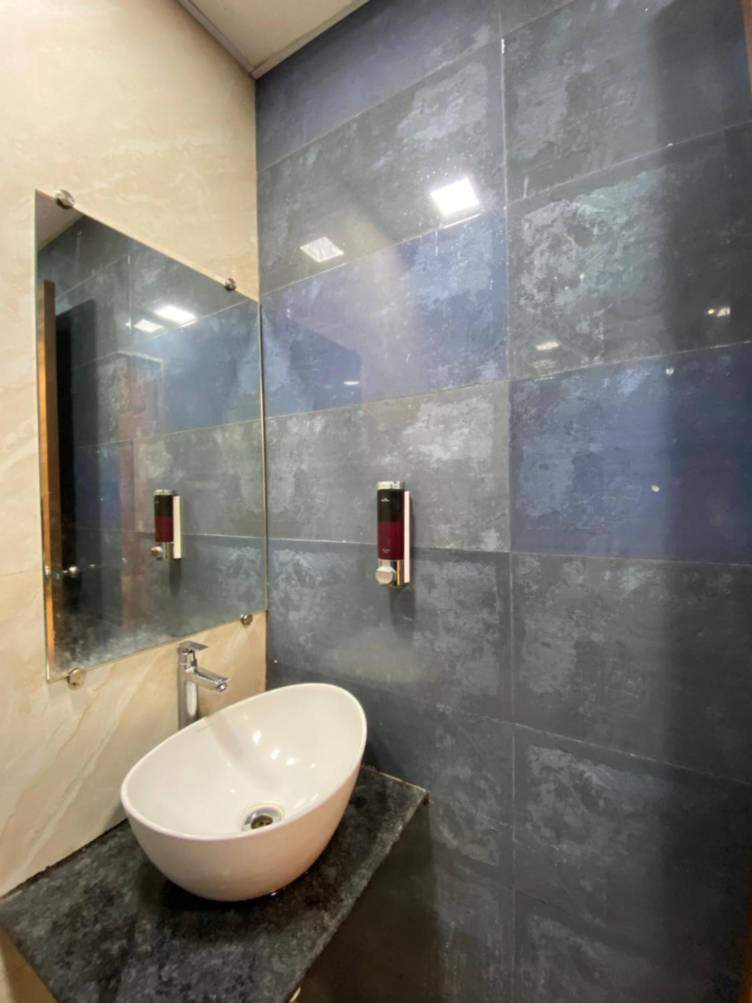 Hotel Blue Wellington - Near Mumbai Airport Exteriér fotografie