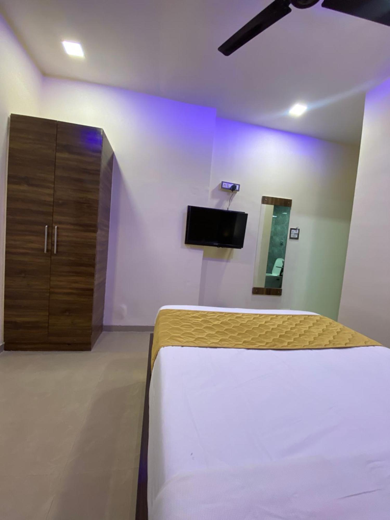 Hotel Blue Wellington - Near Mumbai Airport Exteriér fotografie