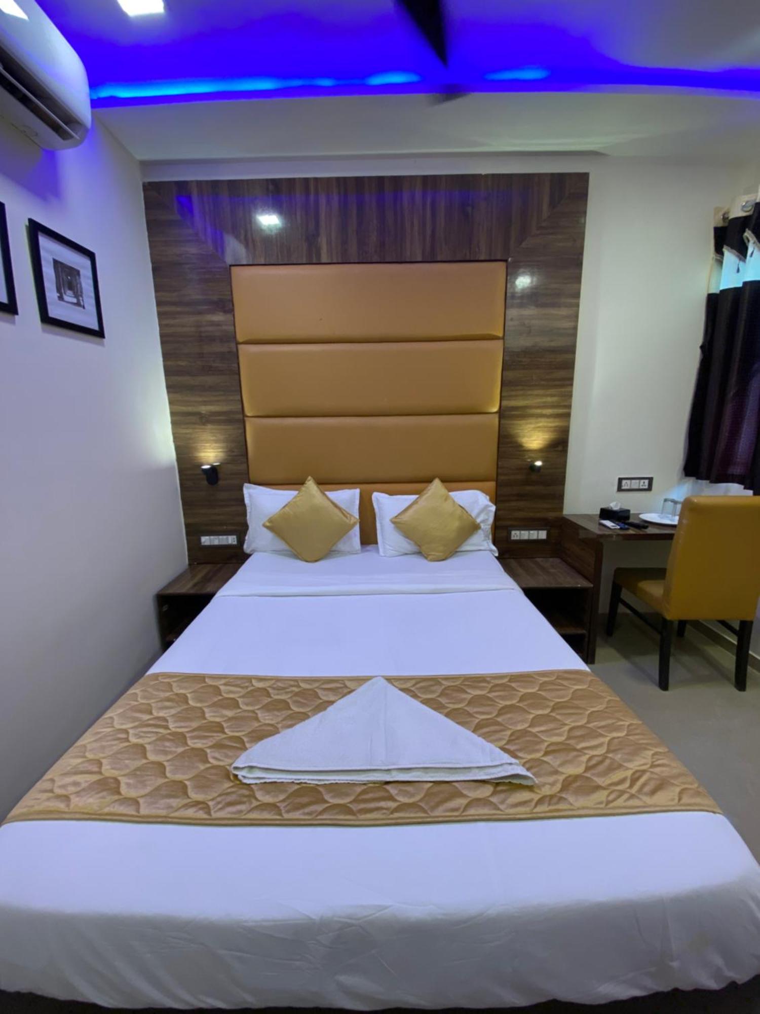Hotel Blue Wellington - Near Mumbai Airport Exteriér fotografie