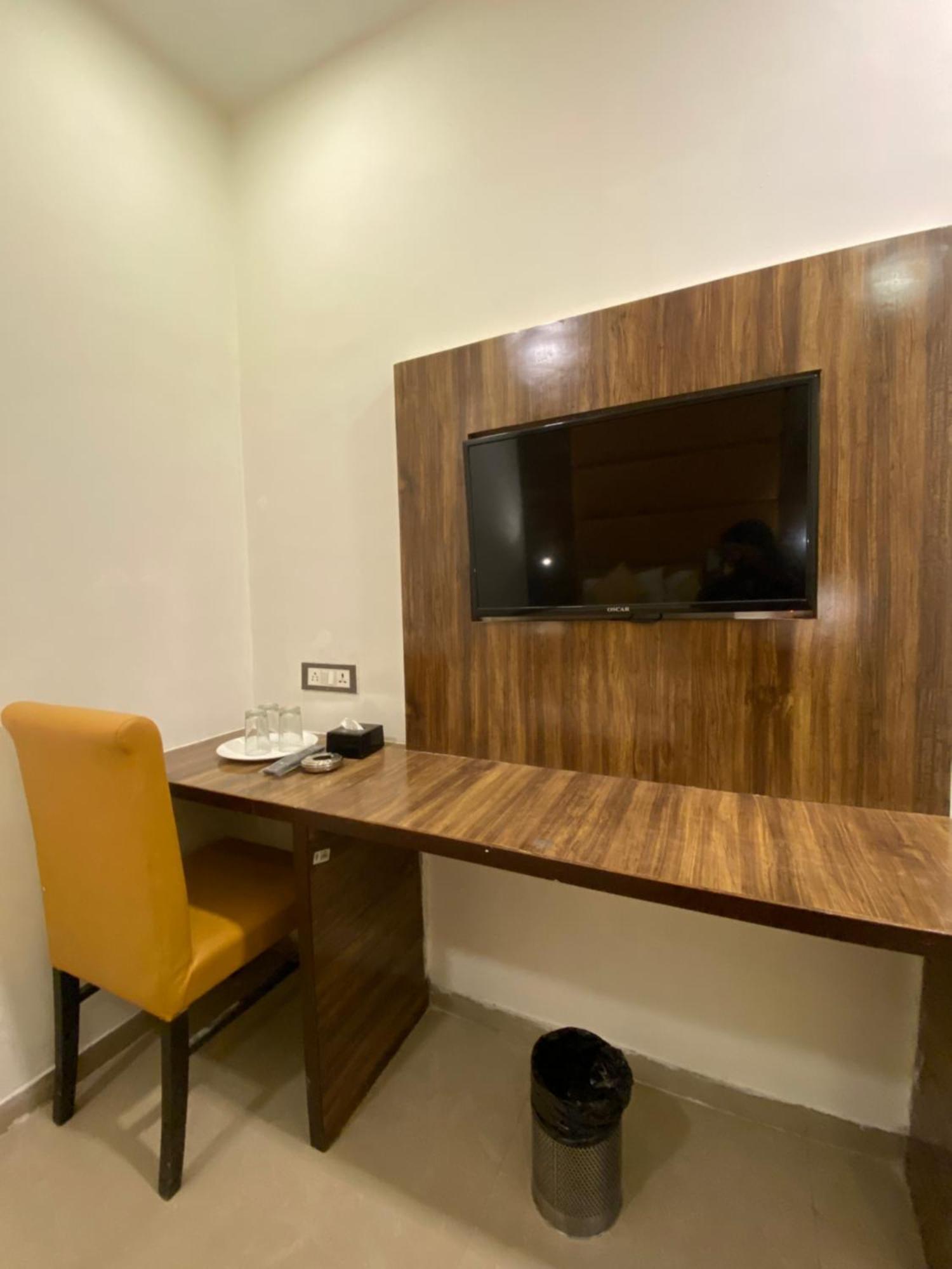Hotel Blue Wellington - Near Mumbai Airport Exteriér fotografie