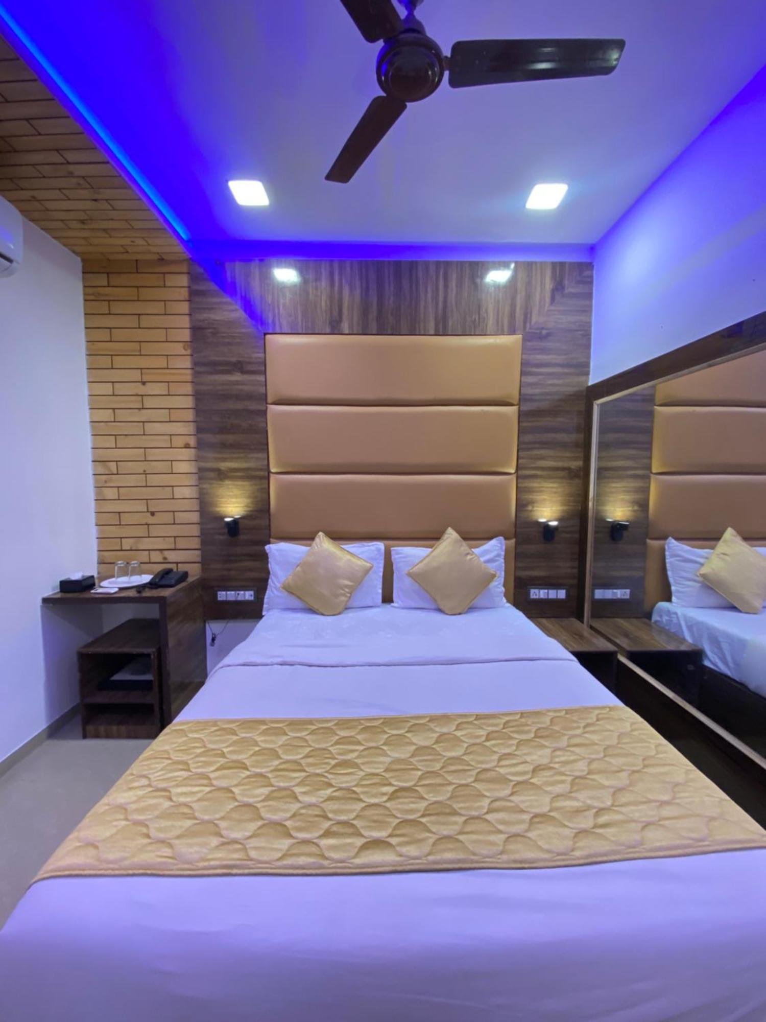 Hotel Blue Wellington - Near Mumbai Airport Exteriér fotografie