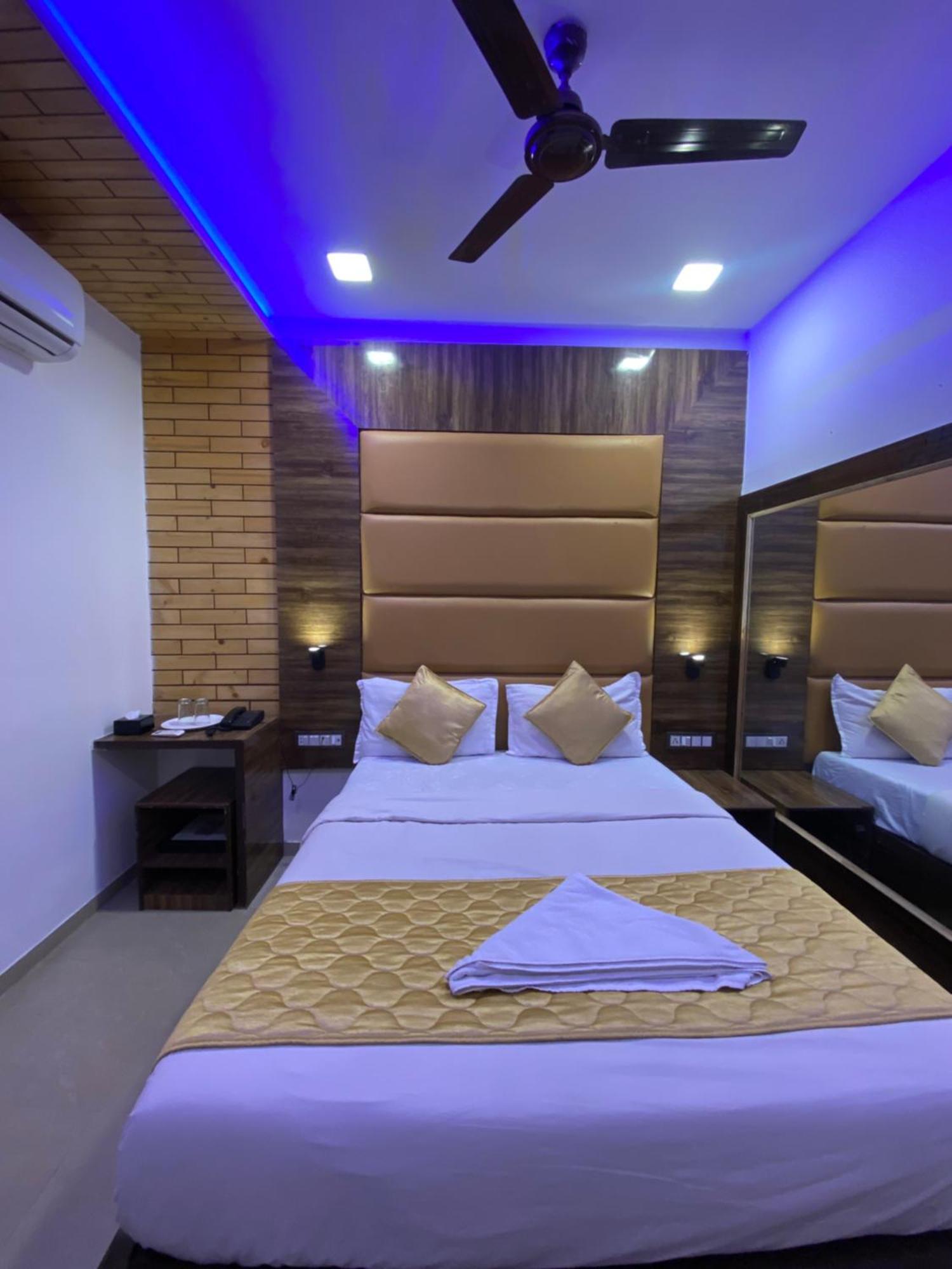 Hotel Blue Wellington - Near Mumbai Airport Exteriér fotografie
