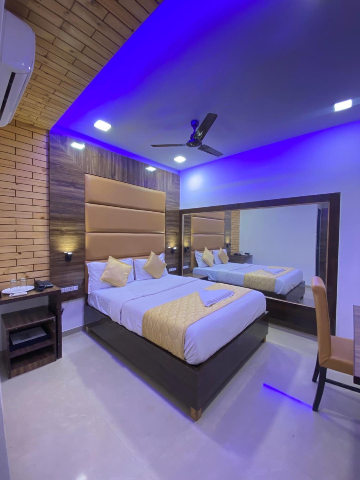 Hotel Blue Wellington - Near Mumbai Airport Exteriér fotografie